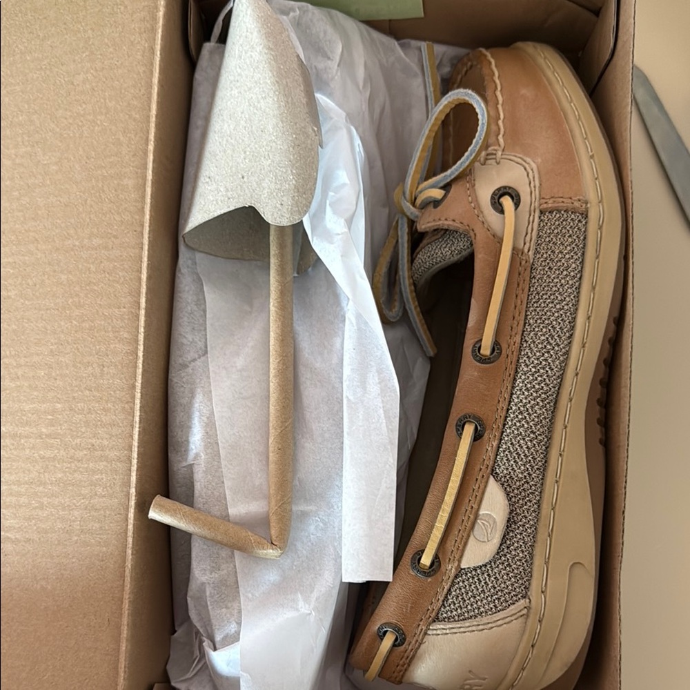 New in Box Tan and Brown Shoes Sperry NWT 
WOMENS 5.5 Angelfish Boat shoe